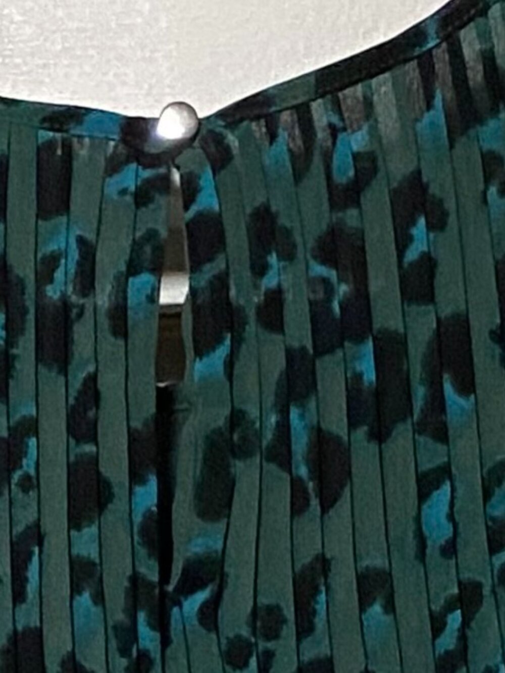 Ava & Viv, sleeveless, tiny-pleats blouse, green w/teal & black spots, size 1X - Picture 6 of 8